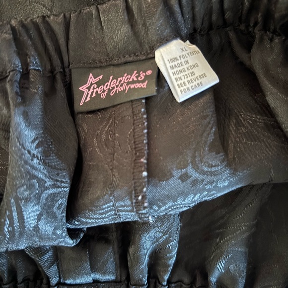 Vintage Frederick’s of Hollywood Men’s Black “Satin” Paisley Boxer Shorts - Picture 3 of 4